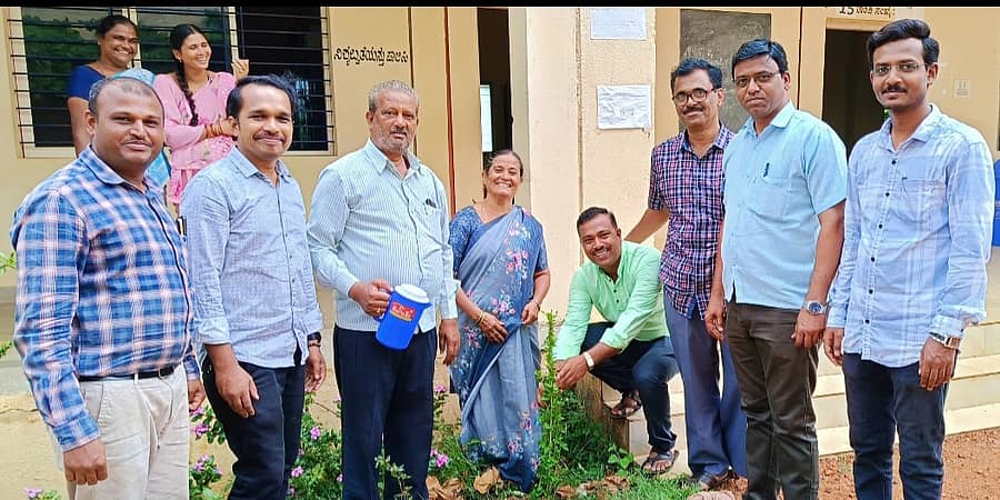 ಹಾವೇರಿ:ನಗರದ ಬಾಲಕಿಯರ ಸರ್ಕಾರಿ ಪದವಿ ಪೂರ್ವ ಕಾಲೇಜಿನಲ್ಲಿ 'ವಿಶ್ವ ಪರಿಸರ ದಿನಾಚರಣೆ' ನಿಮಿತ್ಯವಾಗಿ ಕಾಲೇಜು ಆವರಣದಲ್ಲಿ ಸಸಿ ನೆಡುವ ಕಾರ್ಯಕ್ರಮ ಪರಿಸರ ದಿನಾಚರಣೆ ಆಚರಿಸಲಾಯಿತು. -ಪ್ರಜಾವಾಣಿ ಚಿತ್ರ
