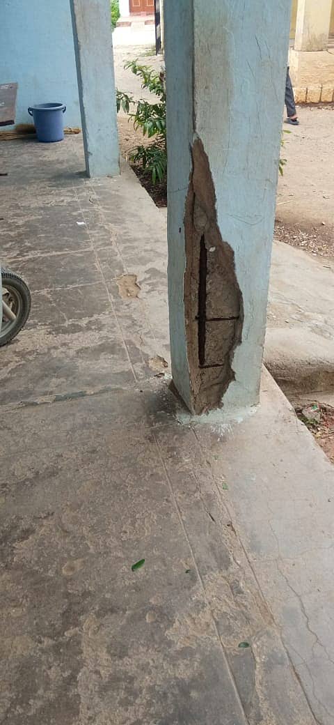 ಬಂಗಾರಪೇಟೆ ತಾಲ್ಲೂಕಿನ ತಳೂರು ಕಿರಿಯ ಪ್ರಾಥಮಿಕ ಶಾಲಾ ವಟಾರದ ಕಂಬದ ಸಿಮೆಂಟ್ ಕಿತ್ತುಹೋಗಿರುವುದು