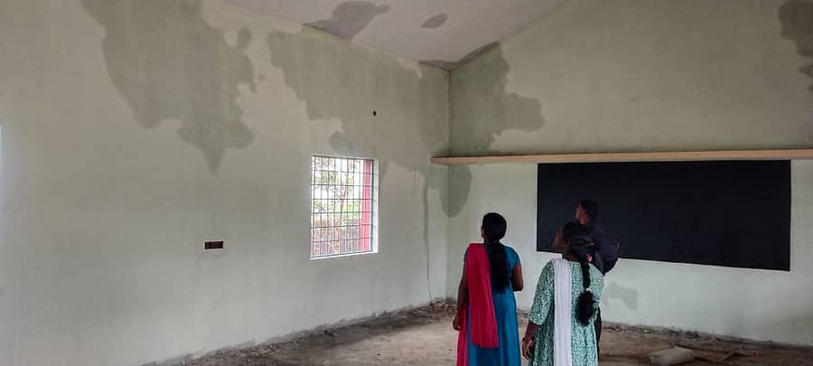 ಕೊಟ್ಟಿಗೆಹಾರ ಪ್ರೌಢಶಾಲೆಯ ಕೊಠಡಿ ಗೋಡೆ ತೇವಗೊಂಡು ಸೋರುತ್ತಿರುವುದು