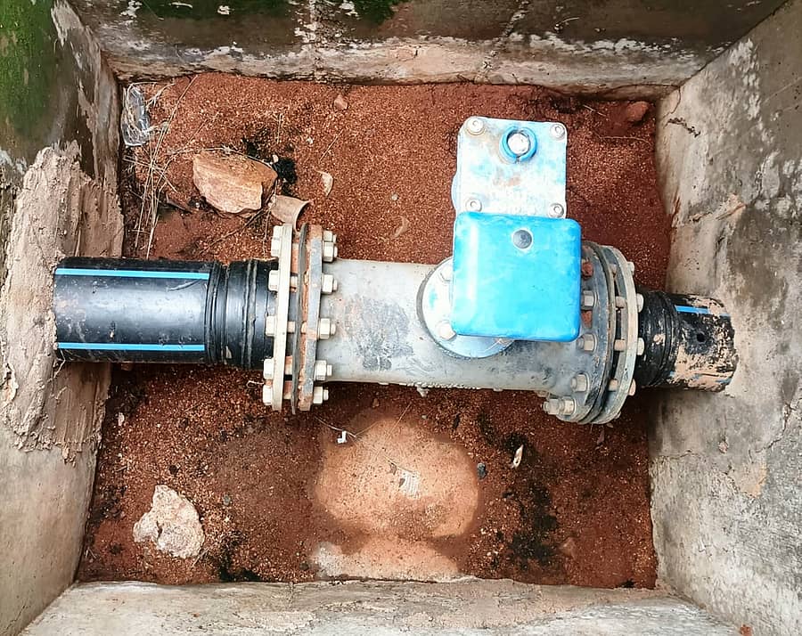 ಕುಷ್ಟಗಿ ತಾಲ್ಲೂಕು ಜುಂಜಲಕೊಪ್ಪ ಬಳಿ ಬಹುಗ್ರಾಮ ನೀರು ಪೂರೈಕೆಯ ಪೈಪ್ಗೆ ರಂಧ್ರ ಕೊರೆದಿರುವುದು