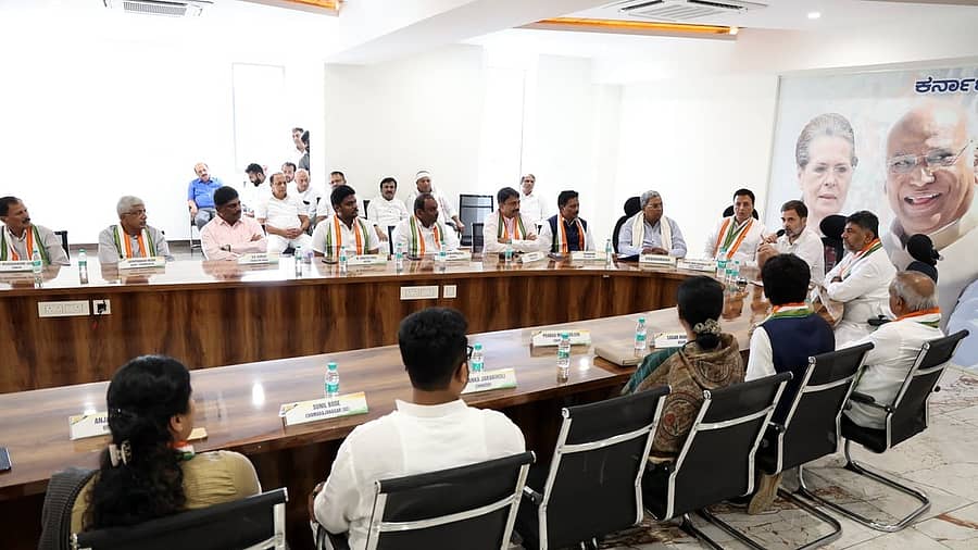 <div class="paragraphs"><p>ರಾಜ್ಯದಿಂದ ಆಯ್ಕೆಯಾಗಿರುವ ಕಾಂಗ್ರೆಸ್ ಪಕ್ಷದ ಸಂಸದರೊಂದಿಗೆ ಪಕ್ಷದ ನಾಯಕ ರಾಹುಲ್ ಗಾಂಧಿ ಅವರು ಬೆಂಗಳೂರಿನ ಕೆಪಿಸಿಸಿ ಕಚೇರಿಯಲ್ಲಿ ಶುಕ್ರವಾರ ಸಭೆ ನಡೆಸಿದರು. ಮುಖ್ಯಮಂತ್ರಿ ಸಿದ್ದರಾಮಯ್ಯ, ಎಐಸಿಸಿ ಪ್ರಧಾನ ಕಾರ್ಯದರ್ಶಿ ರಣದೀಪ್ ಸಿಂಗ್ ಸುರ್ಜೇವಾಲಾ, ಕೆಪಿಸಿಸಿ ಅಧ್ಯಕ್ಷ ಡಿ.ಕೆ. ಶಿವಕುಮಾರ್ ಸಭೆಯಲ್ಲಿದ್ದರು </p></div>