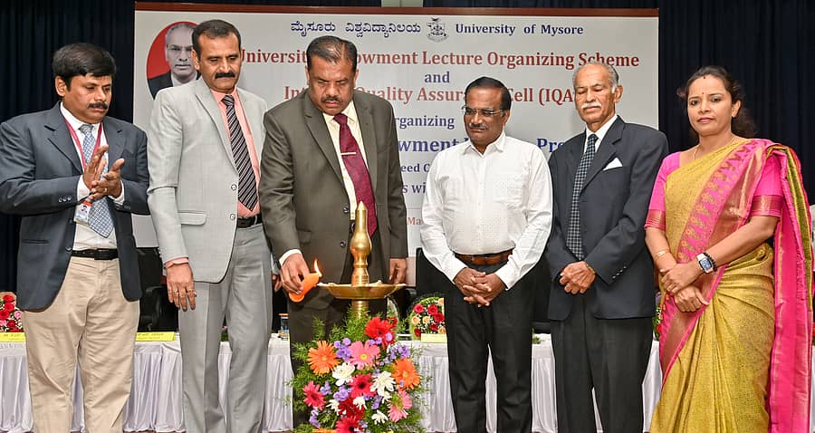 <div class="paragraphs"><p>ಮಾನಸಗಂಗೋತ್ರಿಯ ರಾಣಿ ಬಹದ್ದೂರ್ ಸಭಾಂಗಣದಲ್ಲಿ ‘ಆಂತರಿಕ ಗುಣಮಟ್ಟ ಖಾತ್ರಿ ಘಟಕ’ವು (ಐಕ್ಯೂಎಸಿ) ಸೋಮವಾರ ಆಯೋಜಿಸಿದ್ದ ‘ಪ್ರೊ.ಎಚ್.ಶೇಖರ್ ಶೆಟ್ಟಿ ದತ್ತಿ ಉಪನ್ಯಾಸ’ವನ್ನು ರಾಜ್ಯ ಉನ್ನತ ಶಿಕ್ಷಣ ಪರಿಷತ್ತಿನ ಉಪಾಧ್ಯಕ್ಷ ಪ್ರೊ.ಎಸ್.ಆರ್.ನಿರಂಜನ ಉದ್ಘಾಟಿಸಿದರು.</p></div>