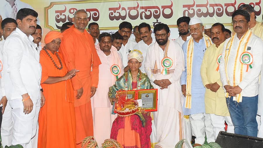 ಸಿಂದಗಿಯ ಮಾಂಗಲ್ಯ ಭವನದಲ್ಲಿ ಹಮ್ಮಿಕೊಂಡಿದ್ದ ಪ್ರತಿಭಾ ಪುರಸ್ಕಾರ ಸಮಾರಂಭದಲ್ಲಿ ಎಸ್.ಎಸ್.ಎಲ್.ಸಿ ಪರೀಕ್ಷೆಯಲ್ಲಿ ರಾಜ್ಯಕ್ಕೆ ಪ್ರಥಮ ರ್ಯಾಂಕ್ ಪಡೆದುಕೊಂಡಿರುವ ಅಂಕಿತಾ ಕೊಣ್ಣೂರ ಅವರನ್ನು ಗೌರವಿಸಲಾಯಿತು