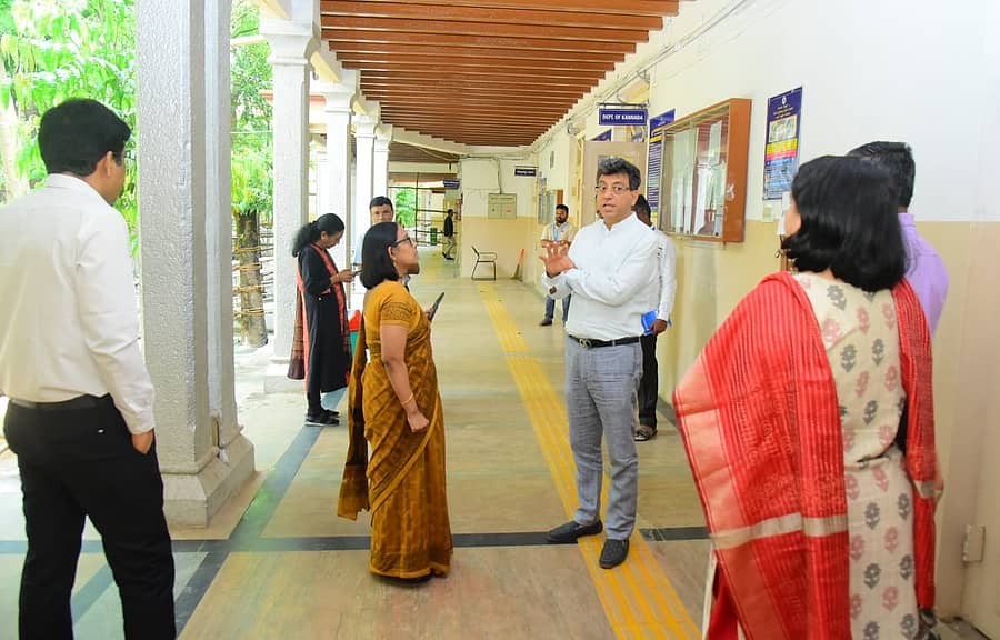 ಬೆಂಗಳೂರು ಪದವೀಧರ ಕ್ಷೇತ್ರದ ಚುನಾವಣೆಗೆ ಸಂಬಂಧಿಸಿದಂತೆ ಸರ್ಕಾರಿ ಕಲಾ ಕಾಲೇಜಿನಲ್ಲಿ ಇರುವ ಮಸ್ಟರಿಂಗ್ ಕೇಂದ್ರಕ್ಕೆ ಜಿಲ್ಲಾ ಚುನಾವಣಾಧಿಕಾರಿ ಆಗಿರುವ ಬಿಬಿಎಂಪಿ ಮುಖ್ಯ ಆಯುಕ್ತ ತುಷಾರ್ ಗಿರಿನಾಥ್ ಭೇಟಿ ನೀಡಿ, ಪರಿಶೀಲಿಸಿದರು.