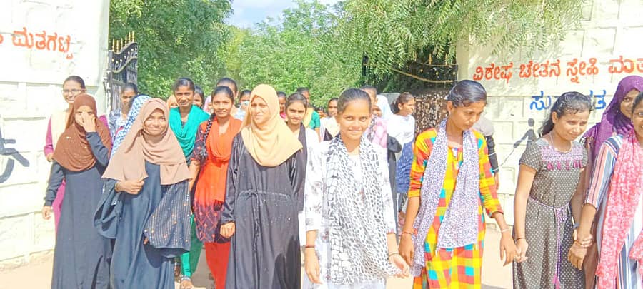 <div class="paragraphs"><p>ಶಹಾಪುರದ ಸರ್ಕಾರಿ ಪದವಿಪೂರ್ವ ಬಾಲಕಿಯರ ವಿದ್ಯಾರ್ಥಿನಿಯರು ಕಾಲೇಜಿನಿಂದ ಹೊರಬಂದರು</p></div><div class="paragraphs"><p></p></div>