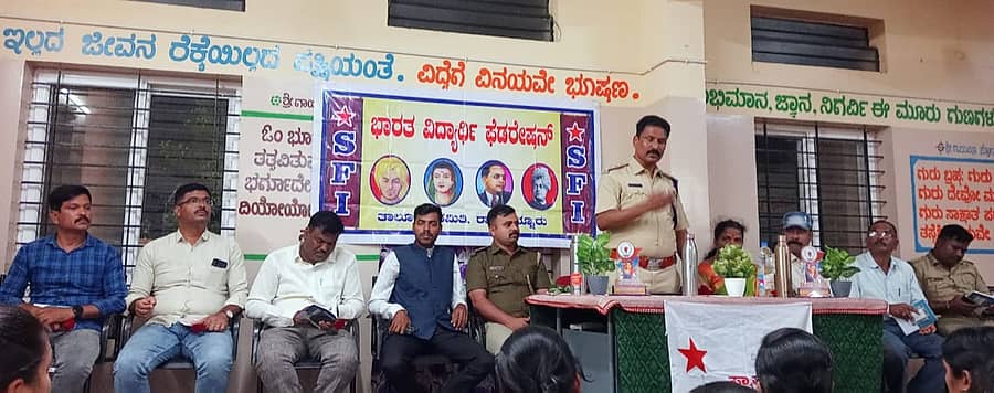 ರಾಣೆಬೆನ್ನೂರಿನ ಕಮಲಾನಗರದ ವಸತಿ ನಿಲಯದ ವಿದ್ಯಾರ್ಥಿನಿಯರಿಗೆ ಅನುಚಿತವಾಗಿ ವರ್ತಿಸುವ ಅಪರಾಧಿಗಳನ್ನು ಬಂಧಿಸಿ ಯಶಸ್ವಿ ಕಾರ್ಯಾಚರಣೆ ನಡೆಸಿದ ವಿದ್ಯಾರ್ಥಿ ಸ್ನೇಹಿ, ದಕ್ಷ ಪೋಲಿಸ್ ಅಧಿಕಾರಿಗಳಿಗೆ ಏರ್ಪಡಿಸಿದ ಅಭಿನಂದನಾ ಸಮಾರಂಭದಲ್ಲಿ ಡಿವೈಎಸ್ ಗಿರೀಶ ಬೋಜಣ್ಣನವರ ಮಾತನಾಡಿದರು