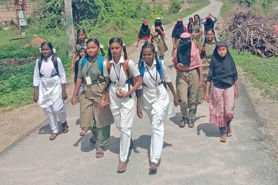 ಕವಿತಾಳ ಸಮೀಪದ ಯತಗಲ್ ಮತ್ತು ಕಾಚಾಪುರ ಗ್ರಾಮದ ವಿದ್ಯಾರ್ಥಿಗಳು ಶನಿವಾರ ಮಧ್ಯಾಹ್ನ ನಡೆದುಕೊಂಡು ಹೋಗುತ್ತಿರುವುದು