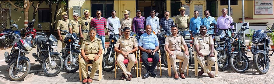 ಆರೋಪಿಯಿಂದ ವಶಪಡಿಸಿಕೊಂಡ ಬೈಕ್ಗಳ ಜೊತೆ ಪಾಂಡವಪುರದ ಪೊಲೀಸರು