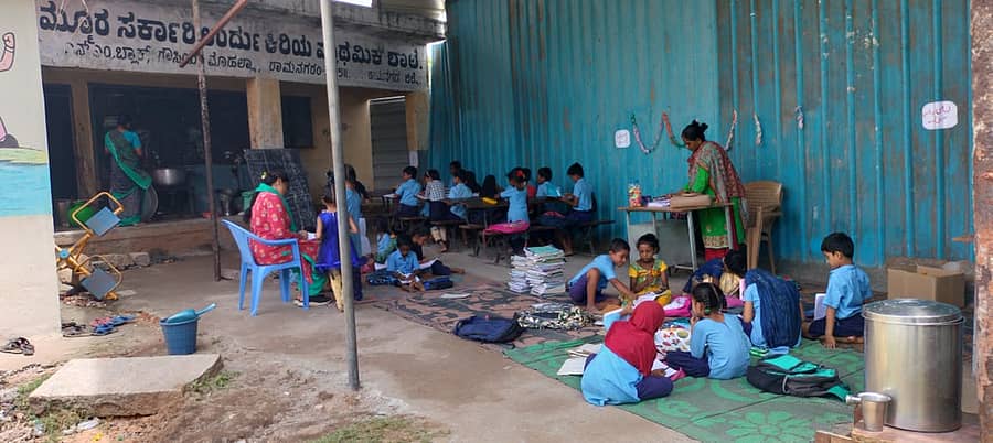 ರಾಮನಗರದ ಗೌಸಿಯಾ ಮೊಹಲ್ಲಾದಲ್ಲಿರುವ ಸರ್ಕಾರಿ ಉರ್ದು ಕಿರಿಯ ಪ್ರಾಥಮಿಕ ಶಾಲೆಯ ಕಟ್ಟಡ ಶಿಥಿಲಾವಸ್ಥೆ ತಲುಪಿರುವುದರಿಂದ, ಕಟ್ಟಡ ಎದುರು ನಿರ್ಮಿಸಿರವ ತೆರೆದ ಶೆಡ್‌ನಲ್ಲೇ, ಮಳೆ–ಗಾಳಿ ಲೆಕ್ಕಿಸದೆ ಶಿಕ್ಷಕಿಯರು ಮಕ್ಕಳು ಪಾಠ ಮಾಡುತ್ತಿದ್ದಾರೆ
ಪ್ರಜಾವಾಣಿ ಚಿತ್ರ: ಚಂದ್ರೇಗೌಡ