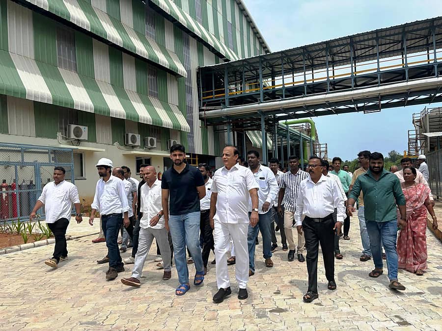 ಪಡುಬಿದ್ರಿಯ ನಂದಿಕೂರಿನಲ್ಲಿರುವ ಎಂ11 ಕಂಪನಿಗೆ ಮಾಜಿ ಸಚಿವ ವಿನಯಕುಮಾರ್ ಸೊರಕೆ ನೇತೃತ್ವದ ನಿಯೋಗ ಭೇಟಿ ನೀಡಿ ಪರಿಶೀಲನೆ ನಡೆಸಿತು
