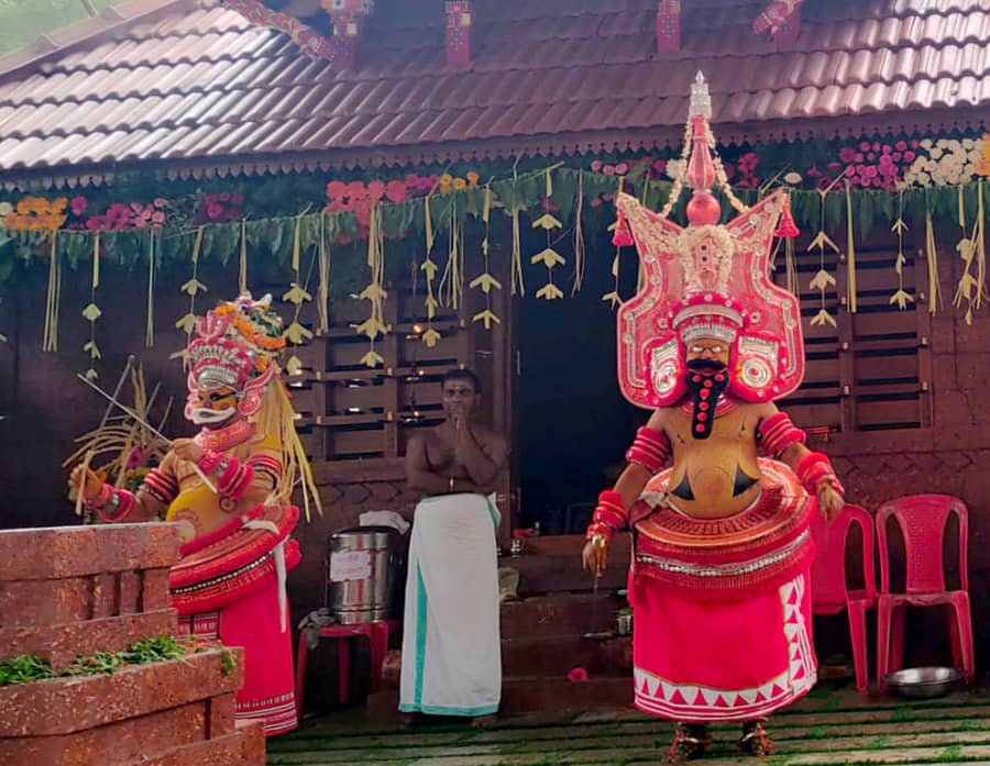 ಸೋಮವಾರಪೇಟೆ ಸಮೀಪದ ಐಗೂರು ಗ್ರಾಮದಲ್ಲಿ ನೂತನವಾಗಿ ನಿರ್ಮಾಣಗೊಂಡಿರುವ ಶ್ರೀ ಮುತ್ತಪ್ಪ ದೇವರ ದೇವಾಲಯದ ಲೋಕಾರ್ಪಣೆ ಹಾಗೂ ಪುನರ್ ಪ್ರತಿಷ್ಠಾಪನೆ ಪ್ರಯುಕ್ತ ಭಾನುವಾರ ಸಂಜೆಯಿಂದ ನಡೆದ ವಿವಿಧ ದೇವರುಗಳ ವೆಳ್ಳಾಟಂನಲ್ಲಿ ಶ್ರೀ ಮುತ್ತಪ್ಪನ್ ಮತ್ತು ಶ್ರೀ ತಿರುವಪ್ಪನ್ ಕೋಲ.