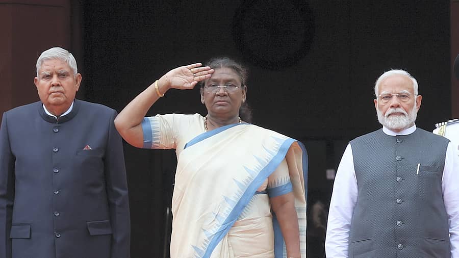 <div class="paragraphs"><p>ಸಂಸತ್ತಿನ ಜಂಟಿ ಅಧಿವೇಶನ ಉದ್ದೇಶಿಸಿ ಮಾತನಾಡಲು ಬಂದ ರಾಷ್ಟ್ರಪತಿ ದ್ರೌಪದಿ ಮುರ್ಮು ಅವರು ತಮ್ಮ ಅಂಗರಕ್ಷಕರ ಗೌರವವಂದನೆ ಸ್ವೀಕರಿಸಿದರು. ಪ್ರಧಾನಿ ನರೇಂದ್ರ ಮೋದಿ ಹಾಗೂ ಉಪರಾಷ್ಟ್ರಪತಿ ಜಗದೀಪ್ ಧನಕರ್ ಪಾಲ್ಗೊಂಡಿದ್ದರು </p></div>