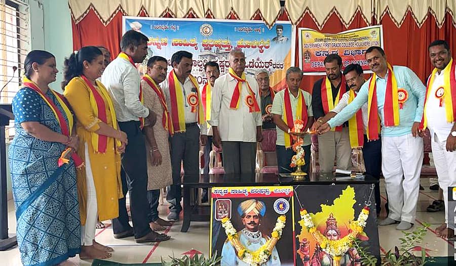 ಹೊಳಲ್ಕೆರೆಯಲ್ಲಿ ನಡೆದ ನಾಲ್ವಡಿ ಕೃಷ್ಣರಾಜ ಒಡೆಯರ್ ಜಯಂತ್ಯುತ್ಸವವನ್ನು ಕನ್ನಡ ಸಾಹಿತ್ಯ ಪರಿಷತ್ನ ಜಿಲ್ಲಾ ಘಟಕದ ಅಧ್ಯಕ್ಷ ಕೆ.ಎಂ.ಶಿವಸ್ವಾಮಿ ಉದ್ಘಾಟಿಸಿದರು