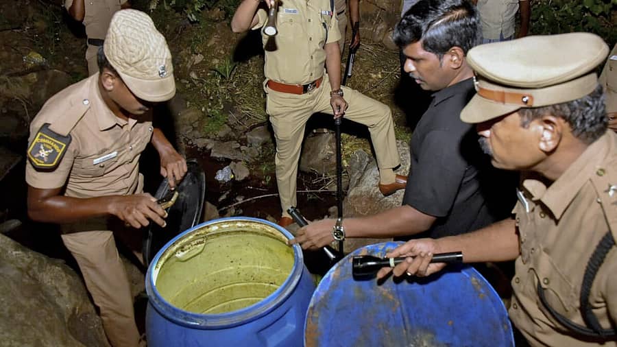 <div class="paragraphs"><p>ವಿಷಯುಕ್ತ ಮದ್ಯತಯಾರಿಕೆಯ ಡ್ರಮ್ಗಳನ್ನು ಪೊಲೀಸರು ವಶಪಡಿಸಿಕೊಂಡರು.</p></div>