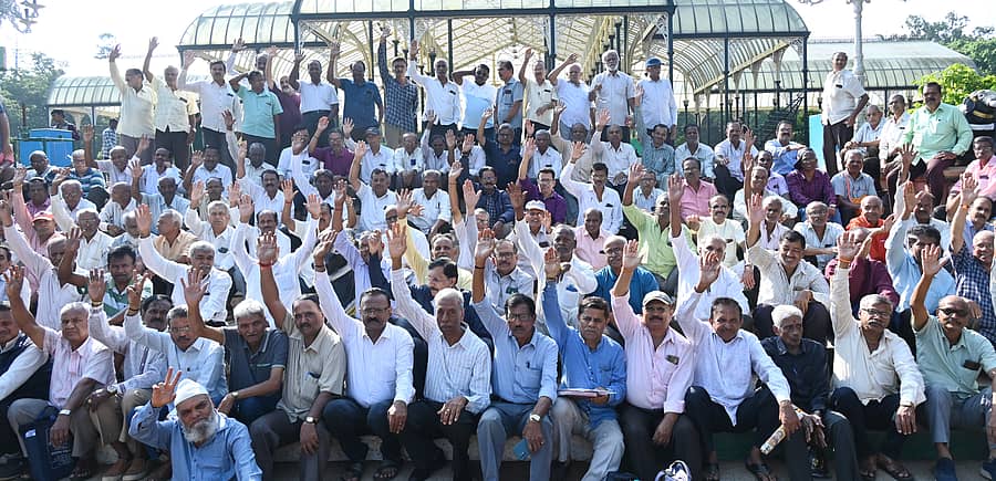 ಲಾಲ್ಬಾಗ್ನಲ್ಲಿ ಭಾನುವಾರ ನಡೆದ ತಿಂಗಳ ಸಭೆಯಲ್ಲಿ ಇಪಿಎಸ್–95 ಬಿಎಂಟಿಸಿ, ಕೆಎಸ್ಆರ್ಟಿಸಿ ನಿವೃತ್ತ ನೌಕರರ ಸಂಘಟನೆ ಸದಸ್ಯರು ಭಾಗವಹಿಸಿದ್ದರು. –ಪ್ರಜಾವಾಣಿ ಚಿತ್ರ