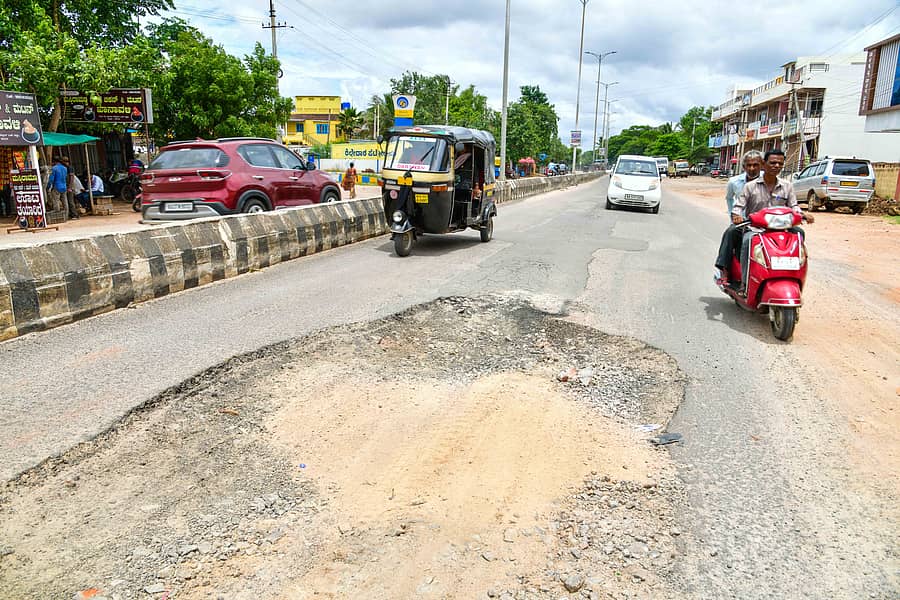 ಕೊಪ್ಪಳದ ಅಶೋಕ ವೃತ್ತದಿಂದ ಕಿನ್ನಾಳಕ್ಕೆ ಹೋಗುವ ರಸ್ತೆ ಮಧ್ಯಭಾಗದಲ್ಲಿರುವ ಗುಂಡಿ –ಪ್ರಜಾವಾಣಿ ಚಿತ್ರಗಳು/ಭರತ್ ಕಂದಕೂರ