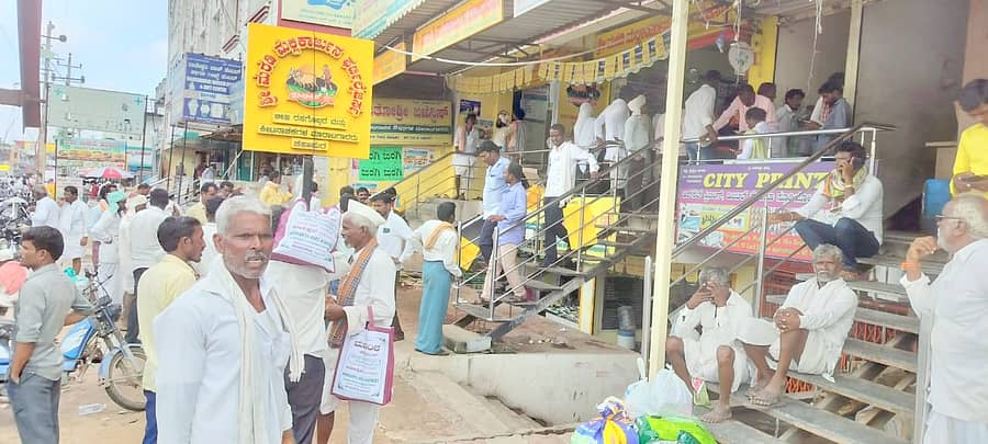 ಶಹಾಪುರ ನಗರದ ಅಂಗಡಿ ಮುಂದೆ ಸೋಮವಾರ ಹತ್ತಿ ಬೀಜ ಖರೀದಿಗೆ ಮುಗಿಬಿದ್ದ ರೈತರು