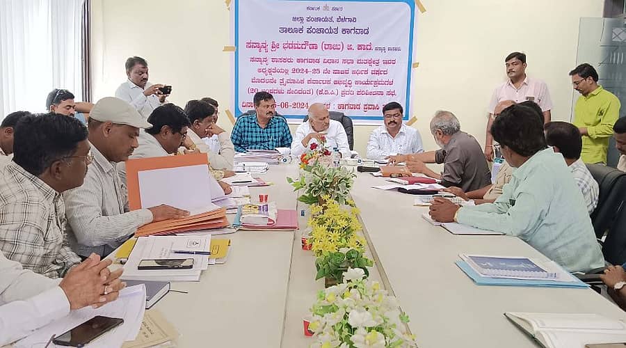 ಕಾಗವಾಡ ಪಟ್ಟಣದ ಪ್ರವಾಸಿ ಮಂದಿರದಲ್ಲಿ ನಡೆದ ಕೆಡಿಪಿ ಸಭೆಯಲ್ಲಿ ಶಾಸಕ ರಾಜು ಕಾಗೆ ಮಾತನಾಡಿದರು