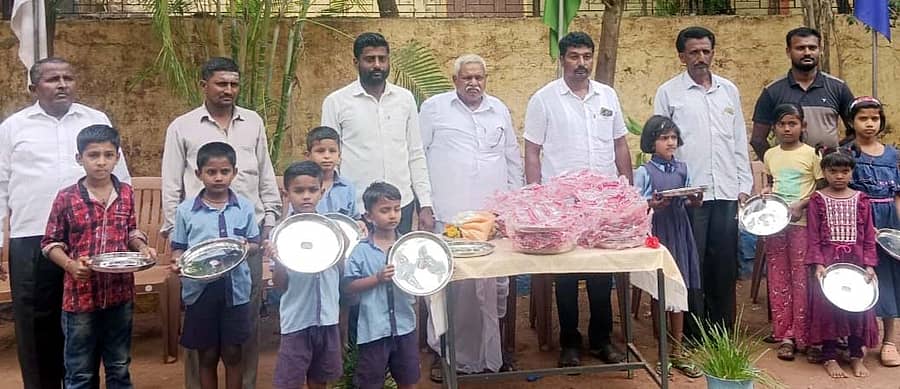 ತೇರದಾಳ ತಾಲ್ಲೂಕಿನ ಕಾಲತಿಪ್ಪಿ ಸರ್ಕಾರಿ ಹಿರಿಯ ಪ್ರಾಥಮಿಕ ಶಾಲಾ ಮಕ್ಕಳಿಗೆ ಸ್ಥಳೀಯ ಯುವ ಮುಖಂಡ ಶಂಕರ ಉಗಾರ ತಮ್ಮ ಜನ್ಮದಿನದ ಅಂಗವಾಗಿ ತಟ್ಟೆಗಳನ್ನು ವಿತರಿಸಿದರು