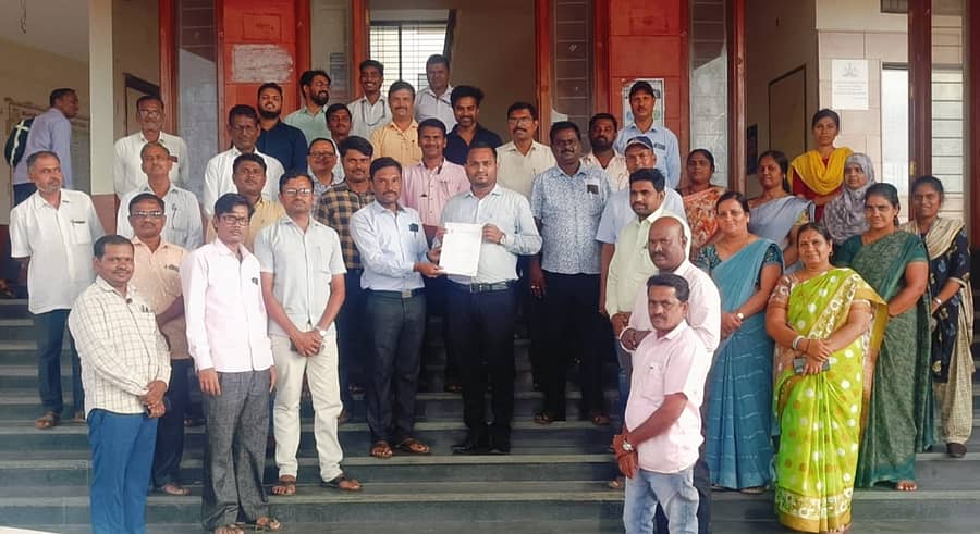 ಏಳನೇ ವೇತನ ಆಯೋಗ ಜಾರಿ ಮಾಡುವಂತೆ ಆಗ್ರಹಿಸಿ ನೌಕರರ ಒಕ್ಕೂಟದ ವತಿಯಿಂದ ಜಮಖಂಡಿಯಲ್ಲಿ ತಹಶೀಲ್ದಾರ್ ಸದಾಶಿವ ಮಕ್ಕೋಜಿ ಅವರಿಗೆ ಮನವಿ ಸಲ್ಲಿಸಲಾಯಿತು