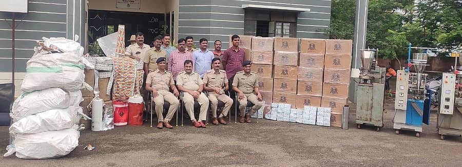 ಬಾಗಲಕೋಟೆ ಜಿಲ್ಲೆಯ ಮುಧೋಳದಲ್ಲಿ ಪೊಲೀಸರು ಆರೋಪಿಗಳನ್ನು ಬಂಧಿಸಿ, ನಕಲಿ ಗುಟ್ಕಾ ಮತ್ತು ತಂಬಾಕು ಉತ್ಪನ್ನಗಳನ್ನು ವಶಪಡಿಸಿಕೊಂಡಿರುವುದು