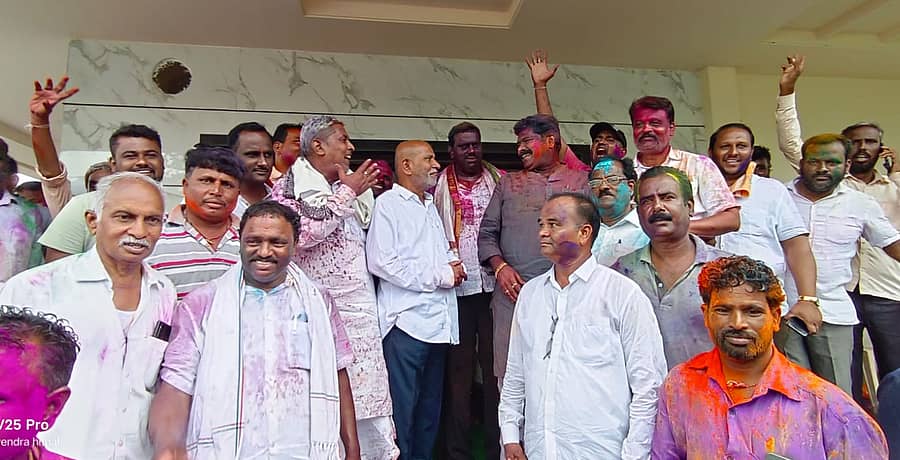 ಕಾಂಗ್ರೆಸ್ ನಾಯಕರು ಕೊಪ್ಪಳದಲ್ಲಿ ಮಂಗಳವಾರ ಸಂಗಣ್ಣ ಕರಡಿ ಮನೆಗೆ ತೆರಳಿ ವಿಜಯೋತ್ಸವ ಆಚರಿಸಿದರು