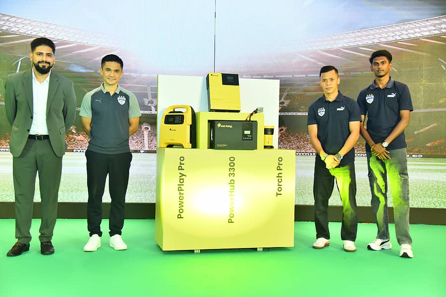 ಸನ್ ಕಿಂಗ್ನ ಹೊಸ ಉತ್ಪನ್ನಗಳಾದ ಪವರ್ಹಬ್ 3300, ಪವರ್ಪ್ಲೇ ಪ್ರೊ ಮತ್ತು ಸನ್ಕಿಂಗ್ ಟಾರ್ಚ್ ಪ್ರೊ ಅನ್ನು ಬಿಎಫ್ಸಿ ತಂಡದ ನಾಯಕ ಸುನಿಲ್ ಚೆಟ್ರಿ ಗುರುವಾರ ಬೆಂಗಳೂರಿನಲ್ಲಿ ಅನಾವರಣಗೊಳಿಸಿದರು. ಸನ್ ಕಿಂಗ್ನ ಜನರಲ್ ಮ್ಯಾನೇಜರ್ ಸಾಹಿಲ್ ಖನ್ನಾ, ಬಿಎಫ್ಸಿ ಆಟಗಾರರಾದ ಸುರೇಶ್ ವಾಂಗ್ಜಮ್ ಮತ್ತು ವಿನೀತ್ ವೆಂಕಟೇಶ್ ಉಪಸ್ಥಿತರಿದ್ದರು.