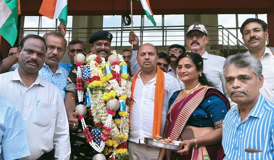 ಸಿಆರ್ಪಿಎಫ್ನಲ್ಲಿ 40ವರ್ಷಗಳ ಕಾಲ ಸೇವೆ ಸಲ್ಲಿಸಿ ನಿವೃತ್ತರಾದ ತಾಲ್ಲೂಕಿನ ಮತಿಘಟ್ಟದ ಎಂ.ಎನ್.ಮಹೇಶ್ ಅವರನ್ನು ಚಿಂತಕ ಉಮೇಶ್ ಮತ್ತಿತರರು ಕಡೂರು ರೈಲ್ವೆ ನಿಲ್ದಾಣದಲ್ಲಿ ಸ್ವಾಗತಿಸಿದರು