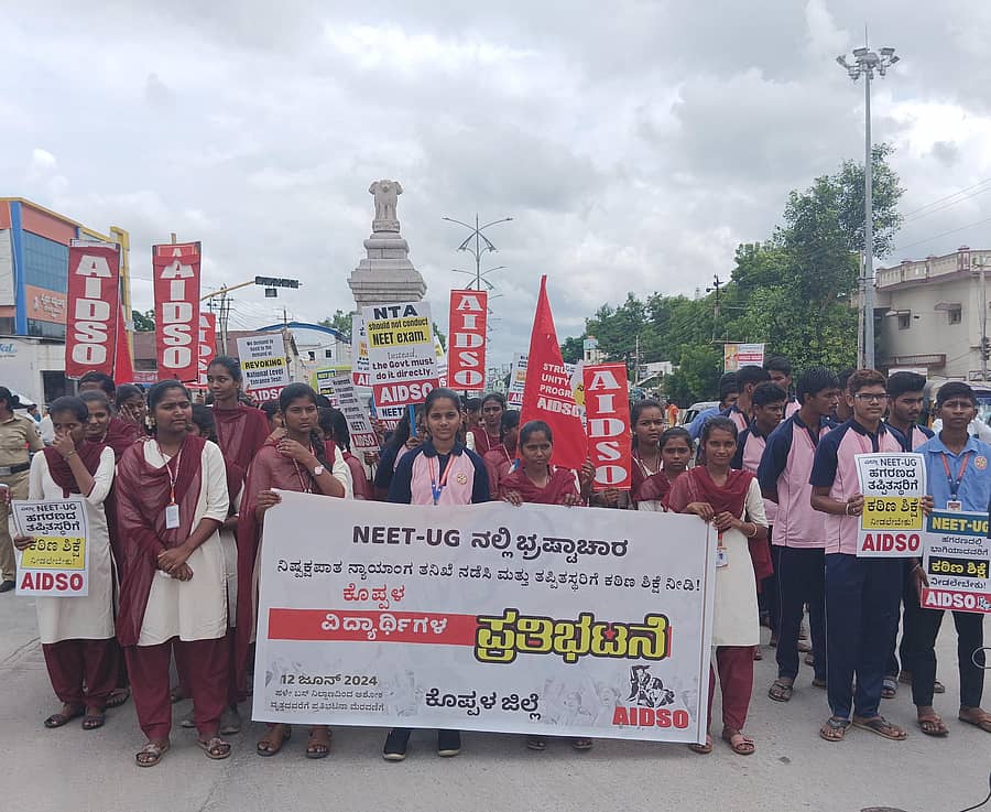 ಕೊಪ್ಪಳ ನಗರದಲ್ಲಿ ಬುಧವಾರ ಎಐಡಿಎಸ್ಒ ಪದಾಧಿಕಾರಿಗಳು ಹಾಗೂ ವಿದ್ಯಾರ್ಥಿಗಳು ನೀಟ್ ಪ್ರವೇಶ ಪರೀಕ್ಷೆಯಲ್ಲಿ ನಡೆದಿದೆ ಎನ್ನಲಾದ ಭ್ರಷ್ಟಾಚಾರಕ್ಕೆ ಸಂಬಂಧಿಸಿದಂತೆ ಸೂಕ್ತ ತನಿಖೆ ನಡೆಸಿ ಕ್ರಮಕೈಗೊಳ್ಳುವಂತೆ ಒತ್ತಾಯಿಸಿ ಪ್ರತಿಭಟನೆ ನಡೆಸಿದರು
