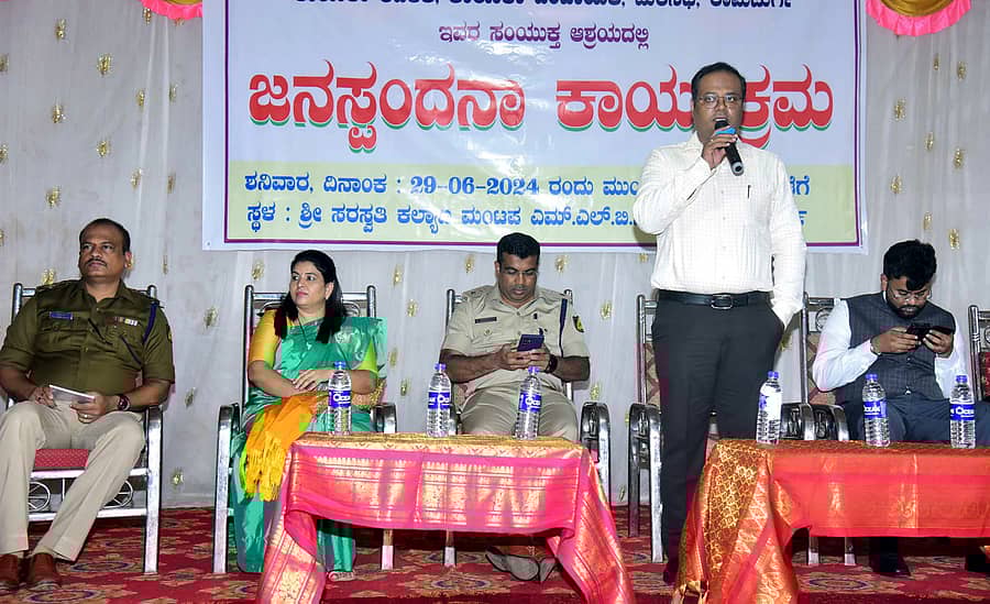 ರಾಮದುರ್ಗದ ಸರಸ್ವತಿ ಕಲ್ಯಾಣ ಮಂಟಪದಲ್ಲಿ ನಡೆದ ಜನಸ್ಪಂದನ ಕಾರ್ಯಕ್ರಮದಲ್ಲಿ ಜಿಲ್ಲಾಧಿಕಾರಿ ಡಾ.ನಿತೇಶ್ ಪಾಟೀಲ ಮಾತನಾಡಿದರು