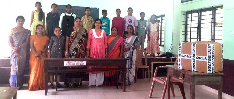 ಕುಂದಾಪುರ ಪಟ್ಟಣದ ಸರ್ಕಾರಿ ಹಿರಿಯ ಪ್ರಾಥಮಿಕ ಶಾಲೆಯಲ್ಲಿ ಇವಿಎಂ ಆ್ಯಪ್ ಬಳಸಿ ವಿದ್ಯಾರ್ಥಿ ಸಂಸತ್ ಚುನಾವಣೆ ನಡೆಸಲಾಯಿತು