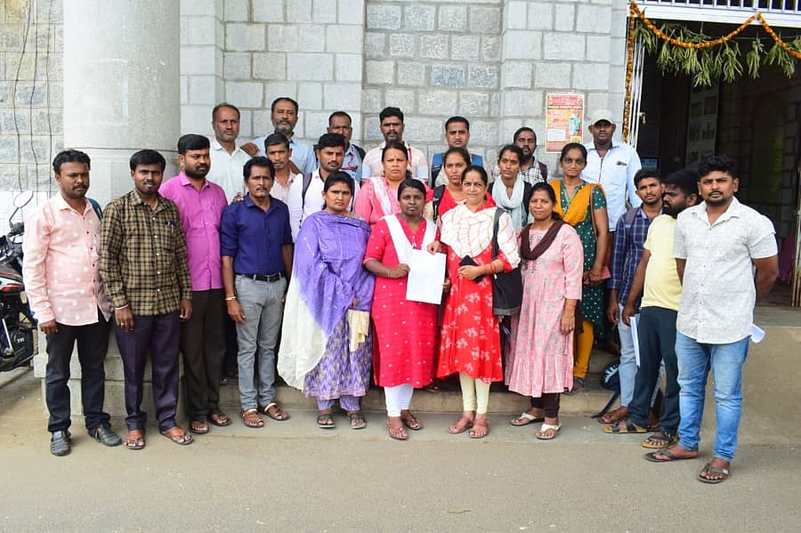 ಅಟಲ್ ಜೀ ಜನಸ್ನೇಹಿ ಕೇಂದ್ರ ನಾಡ ಕಚೇರಿಯಲ್ಲಿ ಕೆಲಸ ನಿರ್ವಹಿಸುತ್ತಿರುವ ಕಂಪ್ಯೂಟರ್ ಆಪರೇಟರ್ಗಳಿಗೆ ವೇತನ ನೀಡಬೇಕೆಂದು ಆಗ್ರಹಿಸಿ ಮಂಡ್ಯ ಜಿಲ್ಲಾಧಿಕಾರಿ ಕಚೇರಿ ಎದುರು ಗುರುವಾರ ಪ್ರತಿಭಟನೆ ನಡೆಸಿದರು