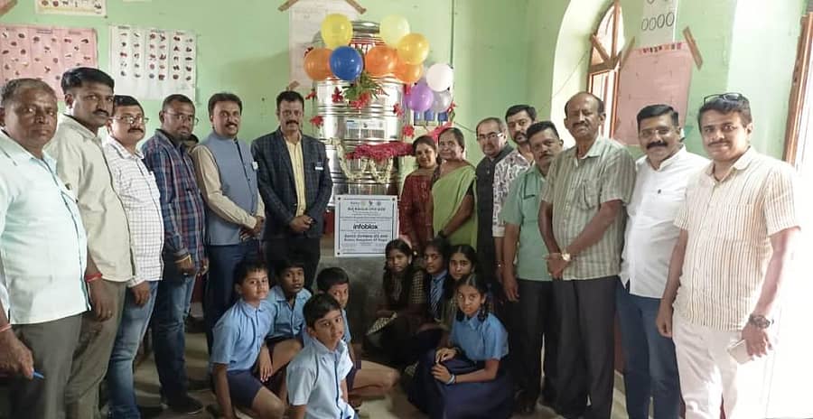 ಮಾಗಡಿ ಪಟ್ಟಣದ ಜಿ.ಕೆ.ಬಿ.ಎಂ.ಎಸ್ ಸಕಾರಿ ಶಾಲೆಗೆ ಬೆಂಗಳೂರಿನ ಜೆ.ಪಿ ನಗರ ರೋಟರಿ ಹಾಗೂ ರೋಟರಿ ಮಾಗಡಿ ಸೆಂಟ್ರಲ್ ವತಿಯಿಂದ 500 ಲೀಟರ್ ಸಾಮಥ್ರ್ಯದ ಕುಡಿಯುವ ನೀರಿನ ಘಟಕಕ್ಕೆ ಗಣ್ಯರು ಚಾಲನೆ ನೀಡಿದರು.