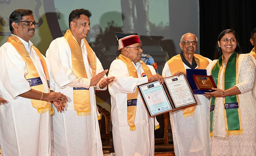 <div class="paragraphs"><p>ಡಾ.ಬಿ.ಆರ್.ಅಂಬೇಡ್ಕರ್ ಅರ್ಥಶಾಸ್ತ್ರ ವಿದ್ಯಾಲಯ ವಿಶ್ವವಿದ್ಯಾಲಯದ ಪ್ರಥಮ ಘಟಿಕೋತ್ಸವದಲ್ಲಿ ರಾಜ್ಯಪಾಲ ಥಾವರ್ ಚಂದ್ ಗೆಹಲೋತ್‌ ರವರು ಧನುಶಾ ಪ್ರಭು ಅವರಿಗೆ ಚಿನ್ನದ ಪದಕ ನೀಡಿ ಗೌರವಿಸಿದರು. </p></div>