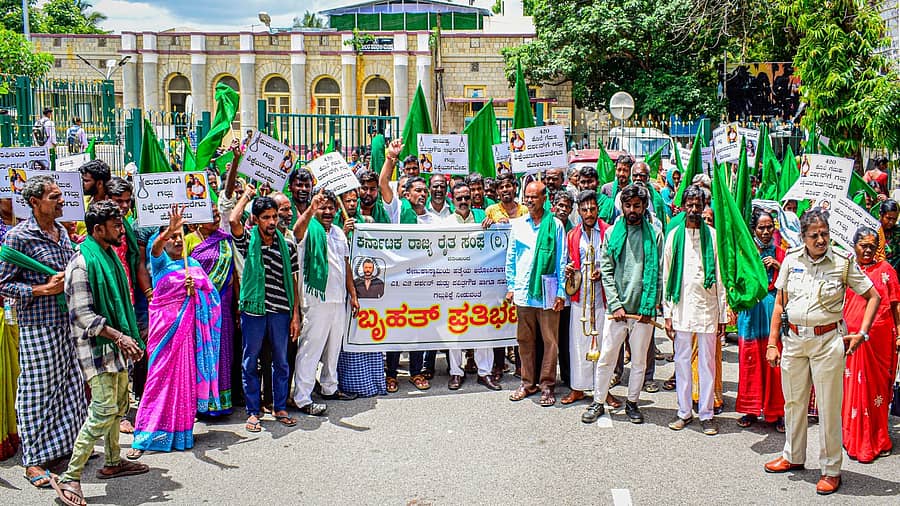 <div class="paragraphs"><p>ಮಂಡ್ಯದ ಜೆ.ಸಿ. ವೃತ್ತದಲ್ಲಿ ಕರ್ನಾಟಕ ರಾಜ್ಯ ರೈತ ಸಂಘದ ಕಾರ್ಯಕರ್ತರು ಪ್ರತಿಭಟನೆ ನಡೆಸಿ ಘೋಷಣೆ ಕೂಗಿದರು</p></div>