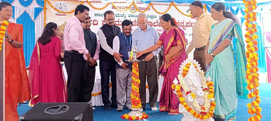 ಚನ್ನಪಟ್ಟಣದ ಸರ್ಕಾರಿ ಪ್ರಥಮ ದರ್ಜೆ ಕಾಲೇಜಿನಲ್ಲಿ ನಡೆದ ಕ್ರೀಡಾ ಹಾಗೂ ಸಾಂಸ್ಕೃತಿಕ ಚಟುವಟಿಕೆ ಸಮಾರೋಪ ಸಮಾರಂಭವನ್ನು ಮೈಸೂರು ವಿಶ್ವವಿದ್ಯಾಲಯದ ನಿವೃತ್ತ ಪ್ರಾಧ್ಯಾಪಕ ಪ್ರಧಾನ್ ಗುರುದತ್ತ ಉದ್ಘಾಟಿಸಿದರು. ಪ್ರಾಂಶುಪಾಲೆ ಉಷಾಮಾಲಿನಿ, ಇತರರು ಹಾಜರಿದ್ದರು