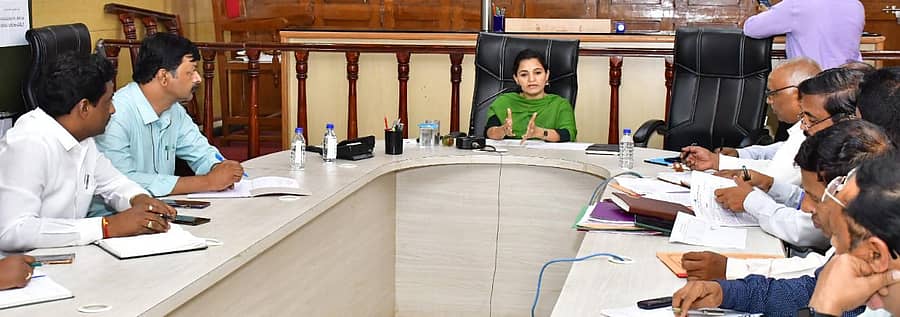 ಧಾರವಾಡದ ಜಿಲ್ಲಾಧಿಕಾರಿ ಕಚೇರಿ ಸಭಾಂಗಣದಲ್ಲಿ ಆಯೋಜಿಸಿದ್ದ ಸಭೆಯಲ್ಲಿ ಜಿಲ್ಲಾಧಿಕಾರಿ ದಿವ್ಯಪ್ರಭು ಮಾತನಾಡಿದರು