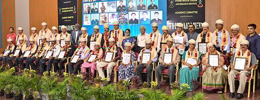 ಮೈಸೂರು ವೈದ್ಯಕೀಯ ಕಾಲೇಜು ಮತ್ತು ಸಂಶೋಧನಾ ಸಂಸ್ಥೆ ಈಚೆಗೆ ಆಯೋಜಿಸಿದ್ದ ‘ಸಶಸ್ತ್ರ ವೈದ್ಯರು’ ಕಾರ್ಯಕ್ರಮದಲ್ಲಿ ಭಾರತ ಸೇನೆಯಲ್ಲಿ ಕರ್ತವ್ಯ ನಿರ್ವಹಿಸಿದ ಮೂವತ್ತು ನಿವೃತ್ತ ವೈದ್ಯಾಧಿಕಾರಿಗಳನ್ನು ಸನ್ಮಾನಿಸಲಾಯಿತು