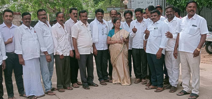 ಜಗಳೂರಿನಲ್ಲಿ ಸೋಮವಾರ ಮತದಾನ ಕೇಂದ್ರದ ಮುಂಭಾಗ ಮಾಜಿ ಶಾಸಕಿ ಪೂರ್ಣಿಮಾ ಶ್ರೀನಿವಾಸ್ ಭೇಟಿ ನೀಡಿ ಮತದಾರರಲ್ಲಿ ಮತ ಯಾಚಿಸಿದರು