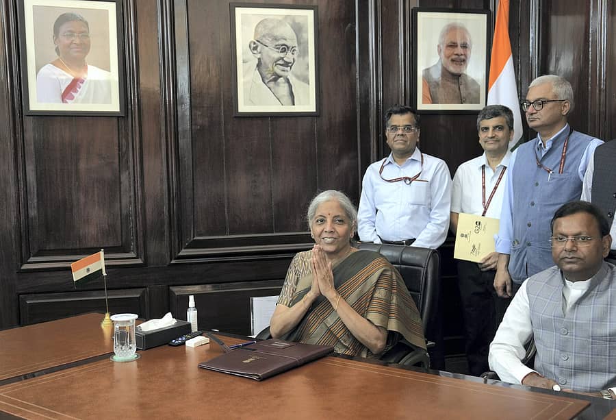 <div class="paragraphs"><p>ಕೇಂದ್ರ ಹಣಕಾಸು ಸಚಿವೆಯಾಗಿ ನಿರ್ಮಲಾ ಸೀತಾರಾಮನ್‌ ಅವರು, ನವದೆಹಲಿಯಲ್ಲಿ ಬುಧವಾರ ಎರಡನೇ ಬಾರಿಗೆ ಅಧಿಕಾರ ಸ್ವೀಕರಿಸಿದರು </p></div>