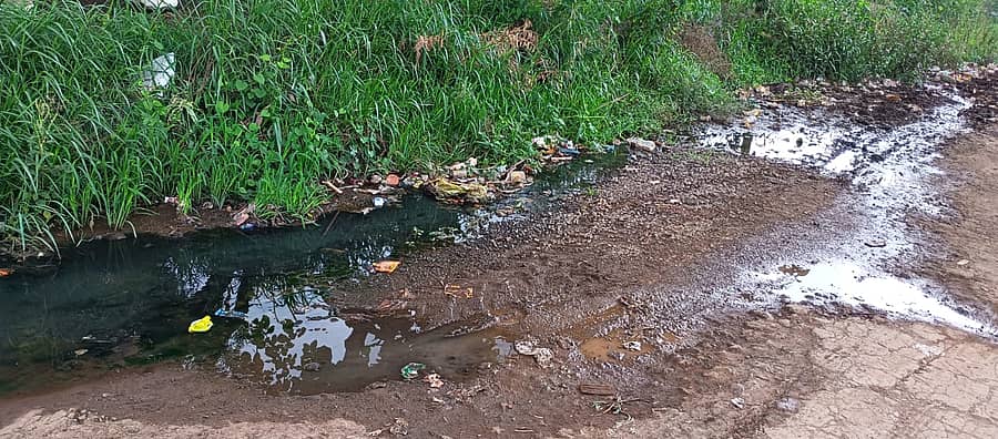 ಖಟಕಚಿಂಚೋಳಿ ಹೋಬಳಿಯ ಕಟ್ಟಿ ತುಗಾಂವ್ ಗ್ರಾಮದಲ್ಲಿ ಸೂಕ್ತವಾದ ಚರಂಡಿ ಇಲ್ಲದಿರುವುದರಿಂದ ತ್ಯಾಜ್ಯ ಸಂಗ್ರಹವಾಗಿರುವುದು