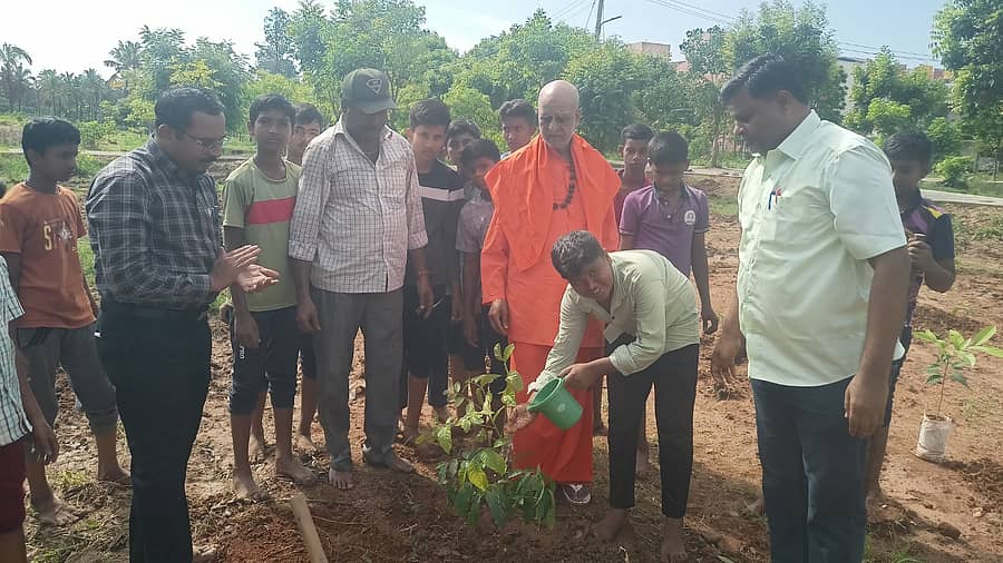 ಹೊಸದುರ್ಗದ ಸಾಣೇಹಳ್ಳಿಯಲ್ಲಿ ಬುಧವಾರ ವಿಶ್ವ ಪರಿಸರ ದಿನಾಚರಣೆ ಅಂಗವಾಗಿ ಸಾಣೇಹಳ್ಳಿ ಶ್ರೀ ಗಿಡ ನೆಟ್ಟರು