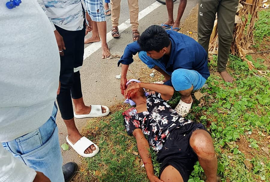 ಕನಕಪುರ ಹೂಕುಂದ ಗ್ರಾಮದ ಬಸ್ ನಿಲ್ದಾಣದಲ್ಲಿ ನಡೆದ ಬೈಕ್ ಅಪಘಾತದಲ್ಲಿ ಗಾಯಗೊಂಡ ಯುವಕನನ್ನು ಉಪಚರಿಸುತ್ತಿರುವುದು