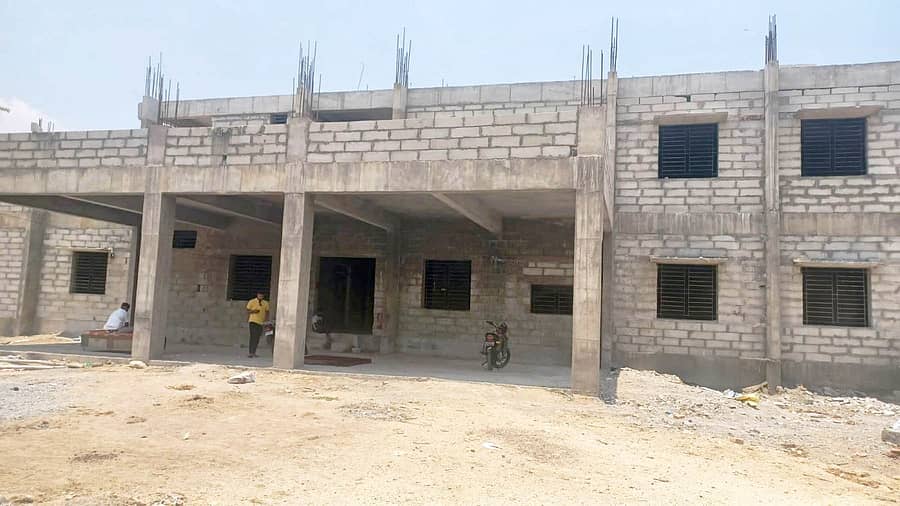 ಸಿಂಧನೂರಿನ ಮಸ್ಕಿ ರಸ್ತೆಯ ನೀರಾವರಿ ಇಲಾಖೆಯ ಆವರಣದಲ್ಲಿ ನಿರ್ಮಾಣಗೊಳ್ಳುತ್ತಿರುವ ತಾಯಿ-ಮಕ್ಕಳ ಆಸ್ಪತ್ರೆಯ ಕಟ್ಟಡ ಕಾಮಗಾರಿ ಆಮೆಗತಿಯಲ್ಲಿ ಸಾಗುತ್ತಿರುವುದು