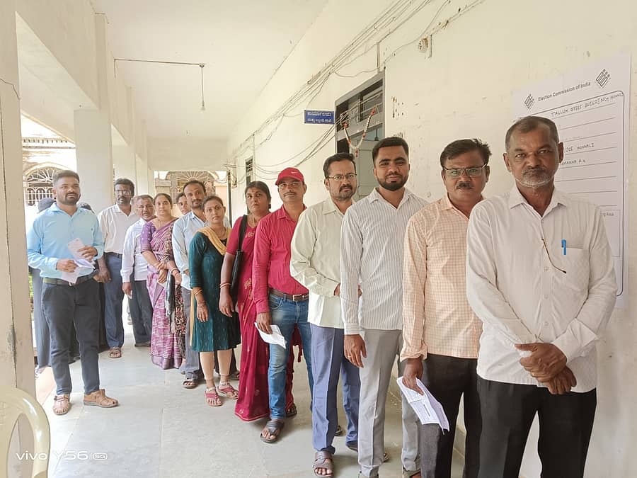 ಹೊನ್ನಾಳಿ ತಾಲ್ಲೂಕು ಕಚೇರಿಯಲ್ಲಿ ನಡೆದ ಮತದಾನ ಪ್ರಕ್ರಿಯೆಯಲ್ಲಿ ನೈರುತ್ಯ ಪದವೀಧರ ಕ್ಷೇತ್ರಕ್ಕೆ ಪದವೀಧರರು ಸರತಿ ಸಾಲಿನಲ್ಲಿ ನಿಂತು ಮತ ಚಲಾಯಿಸಿದರು