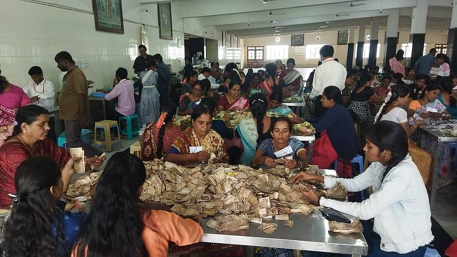 ನಂಜನಗೂಡಿನ ಶ್ರೀಕಂಠೇಶ್ವರ ದೇವಾಲಯದಲ್ಲಿ ಮಂಗಳವಾರ ಹುಂಡಿಗಳ ಏಣಿಕೆ ಕಾರ್ಯ ನಡೆಸಲಾಯಿತು.