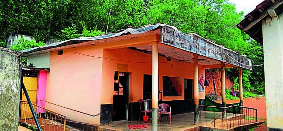 <div class="paragraphs"><p>ಕೊಲ್ಲಮೊಗ್ರು ಸರ್ಕಾರಿ ಶಾಲೆಯ ಚಾವಣಿ ಸೂರಿತ್ತಿದ್ದು, ಅದನ್ನು ತಡೆಯಲು ಚಾವಣಿಗೆ ಪ್ಲಾಸ್ಟಿಕ್ ಹೊದಿಕೆ ಹೊದಿಸಲಾಗಿದೆ</p></div>