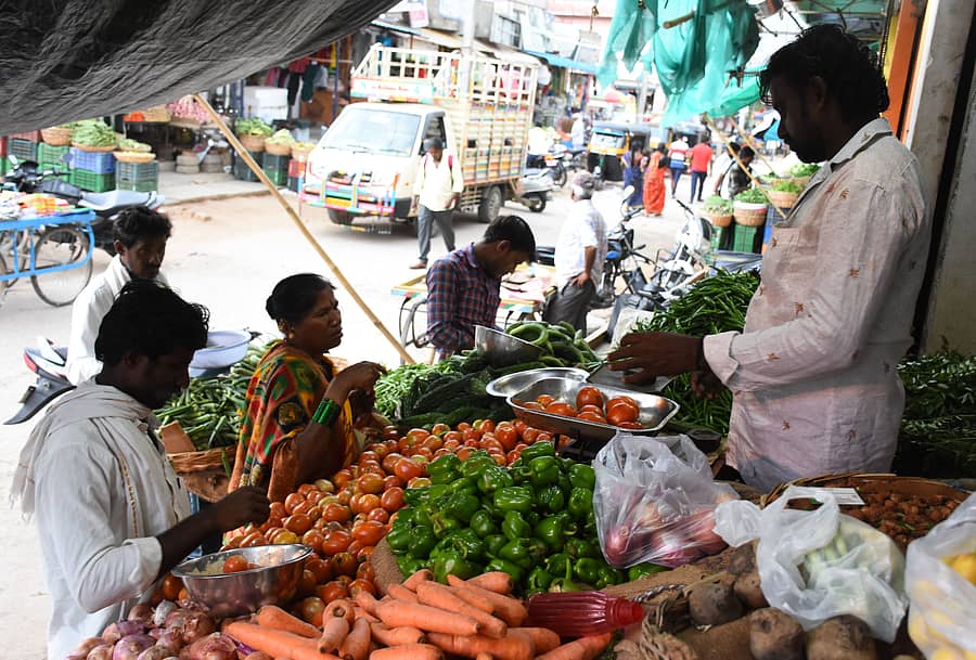 ಯಾದಗಿರಿ ನಗರದ ರೈಲು ನಿಲ್ದಾಣ ರಸ್ತೆಯ ತರಕಾರಿ ಮಾರುಕಟ್ಟೆಯಲ್ಲಿ ತರಕಾರಿ ಮಾರಾಟ ಮಾಡುತ್ತಿರುವ ವ್ಯಾಪಾರಿ
ಪ್ರಜಾವಾಣಿ ಚಿತ್ರ/ ರಾಜಕುಮಾರ ನಳ್ಳಿಕರ್