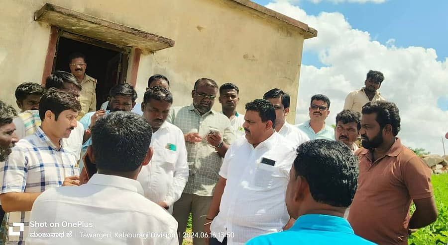 ತಾವರಗೇರಾ ಸಮೀಪದ ಚಿಕ್ಕ ತೆಮ್ಮಿನಾಳ ಗ್ರಾಮದಲ್ಲಿ ಭಾನುವಾರ ಆಕಸ್ಮಿಕ ವಿದ್ಯುತ್ ತಂತಿ ತಗುಲಿ ರೈತ ಬಸವರಾಜ ಸಾಸಲಮರಿ ಮೃತಪಟ್ಟಿದ್ದು, ಶಾಸಕ ದೊಡ್ಡನಗೌಡ ಪಾಟೀಲ್ ಆಸ್ಪತ್ರೆಯಲ್ಲಿ ಕುಟುಂಬಕ್ಕೆ ಸಾಂತ್ವನ ಹೇಳಿದರು