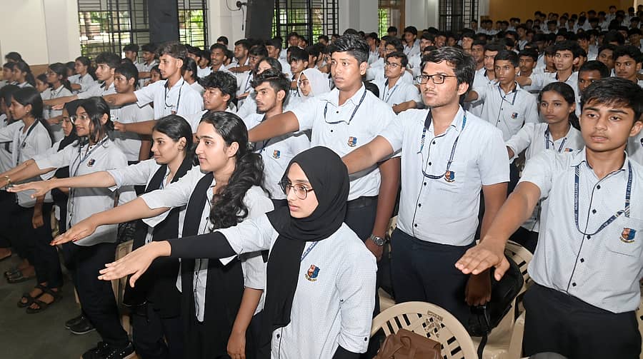 ಮಾದಕ ಪದಾರ್ಥ ಸೇವನೆ ಚಟಕ್ಕೆ ಬಲಿಯಾಗುವುದಿಲ್ಲ ಎಂದು ವಿದ್ಯಾರ್ಥಿಗಳು ಕಾರ್ಯಕ್ರಮದಲ್ಲಿ ಪ್ರತಿಜ್ಞೆ ಸ್ವಿಕರಿಸಿದರು–ಪ್ರಜಾವಾಣಿ ಚಿತ್ರ